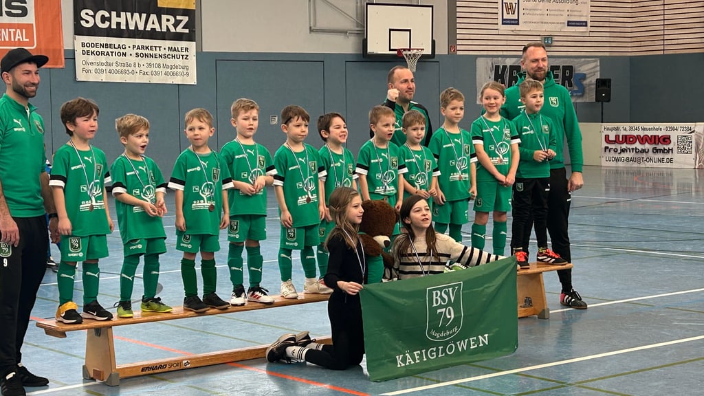 Am Samstagvormittag spielte die G-Jugend beim Tino Hermann-Cup in Gerwisch - hier nehmen die Jungen vom BSV 79 Magdeburg stolz ihre Medaillen entgegen