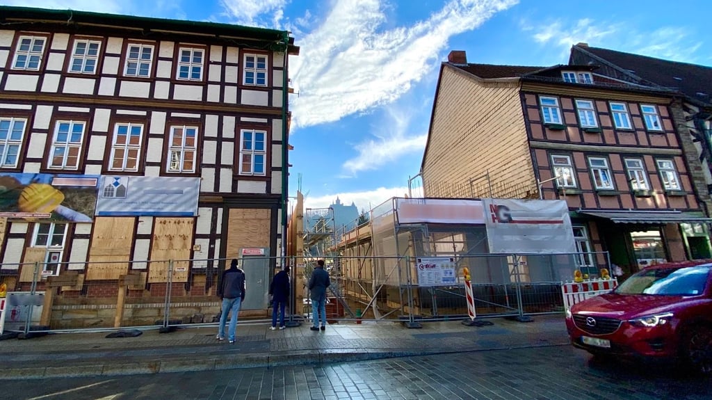 In der Breiten Straße in Wernigerode wird derzeit eine der letzten Baulücken geschlossen. Die künftigen Mieter dürfen sich auf einen Ausblick zum Schloss freuen.