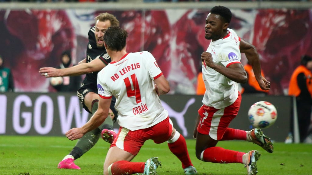 Zu viel Platz: Ridle Baku rutscht weg, Harry Kane hat zu viel Platz und das Spiel kippt.