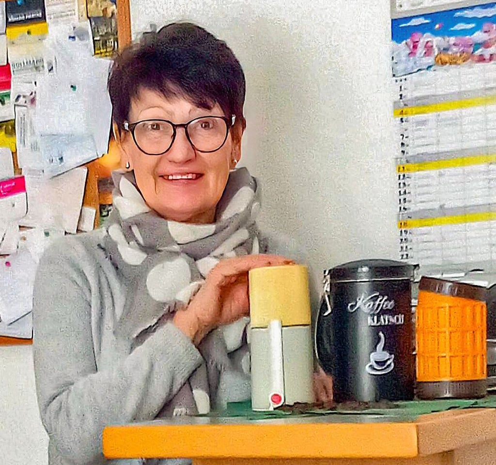 Siegi Wilke mit ihren unkaputtbaren Schätzen.