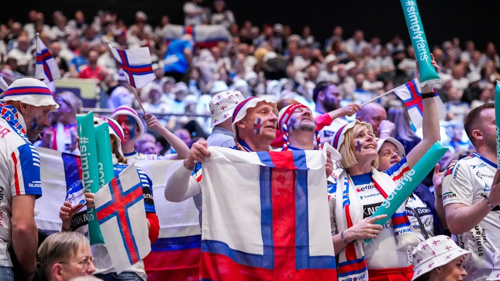 Über 6.000 Fans in Oslo: Die Fans der Färöer feiern eine Handball-Party.