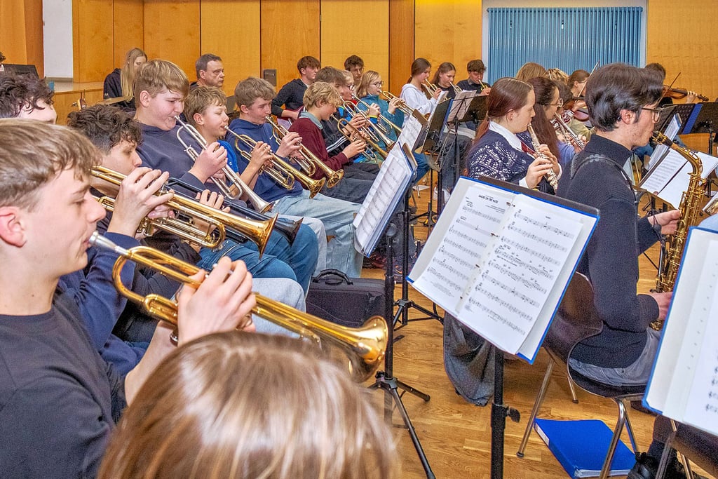 Die CJD-Bigband und die Bigband der Kreismusikschule Burgenlandkreis sind am 1. März im Zeitzer Capitol zu erleben, dazu ein Gesangs-Doppelquartett aus Weißenfels.