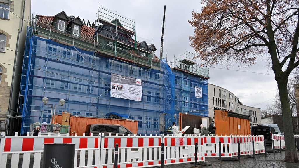 Nach dem Brand an Silvester sind die Häuser einsturzgefährdet. (Archivbild)