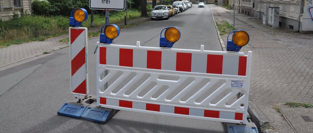 Was die jungen Männer wohl vorhatten mit der Absperrbarke?