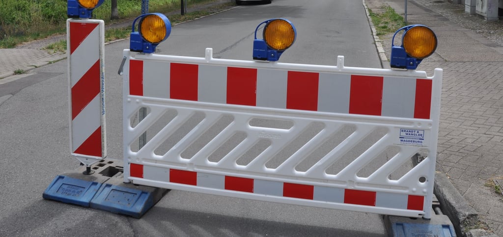 Was die jungen Männer wohl vorhatten mit der Absperrbarke?