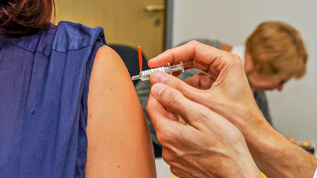 Impfen gegen Grippe: Das ist auch jetzt noch sinnvoll, heißt es seitens des Gesundheitsamtes.