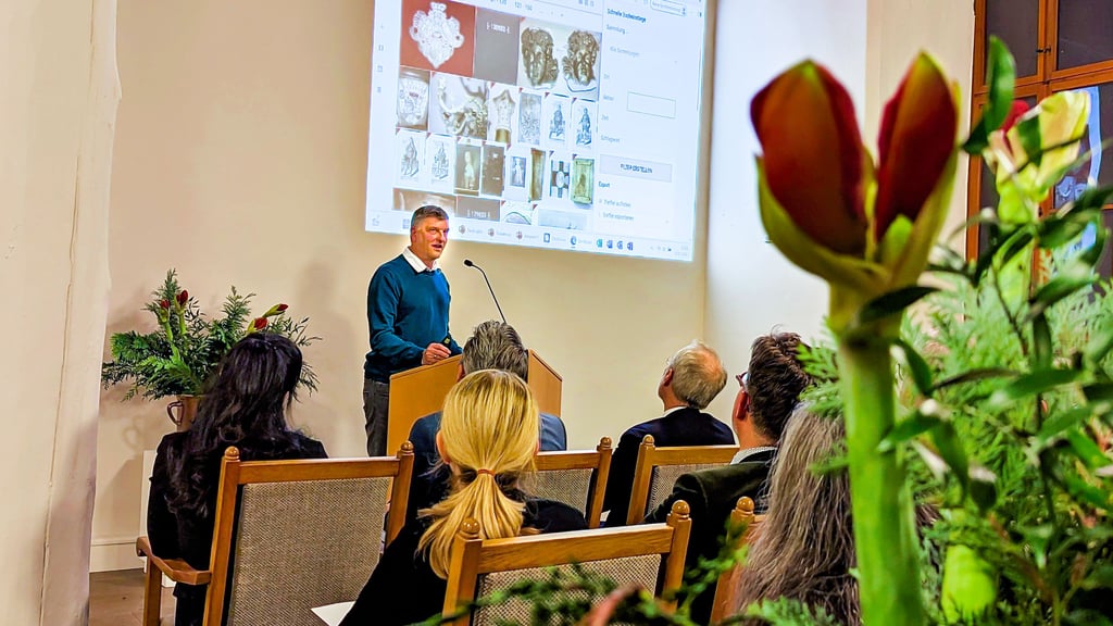 Historiker Joachim Säckl erläuterte, wie die erforschten Objekte in die Museumsdatenbank eingepflegt wurden und welchen Mehrwert das hat. 