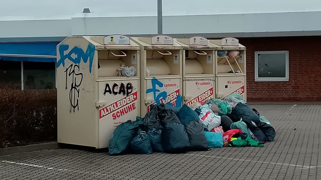 Der Berg an Kleidern vor dem Edeka-Markt in Oebisfelde ist zwar noch verhältnismäßig klein, aber in der Vergangenheit haben solche Kleiderberge dazu verleitet, weitere Säcke hinzuzulegen.