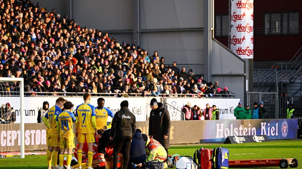 Paderborns Spieler Calvin Brackelmann wird auf dem Rasen von Sanitätern behandelt.