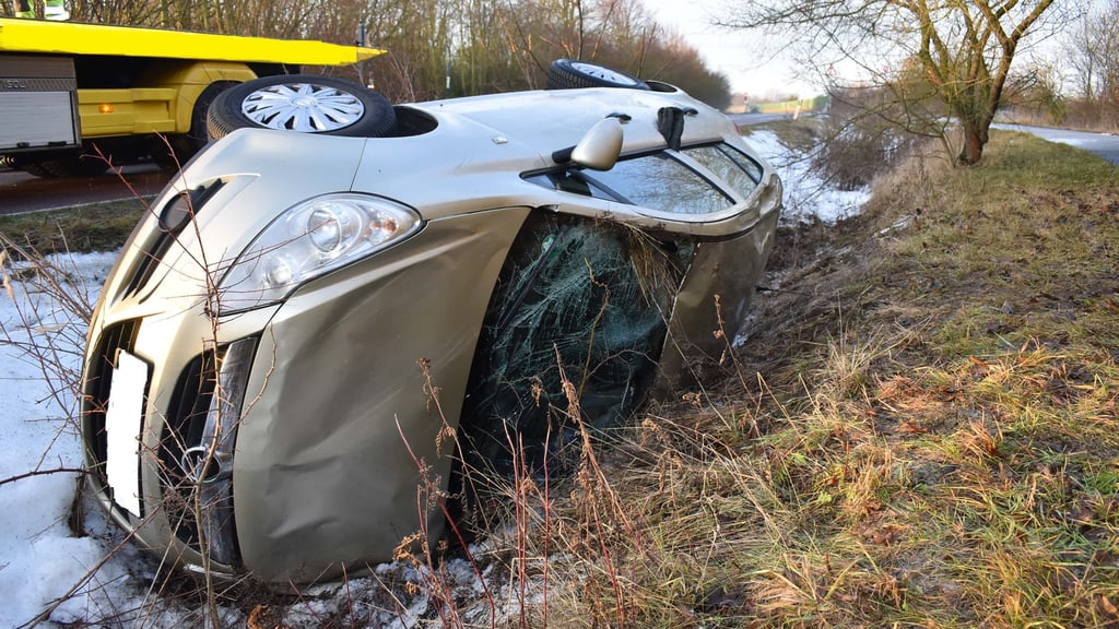 Im Straßengraben kippte das Auto nahe Magdeburg auf die Seite.