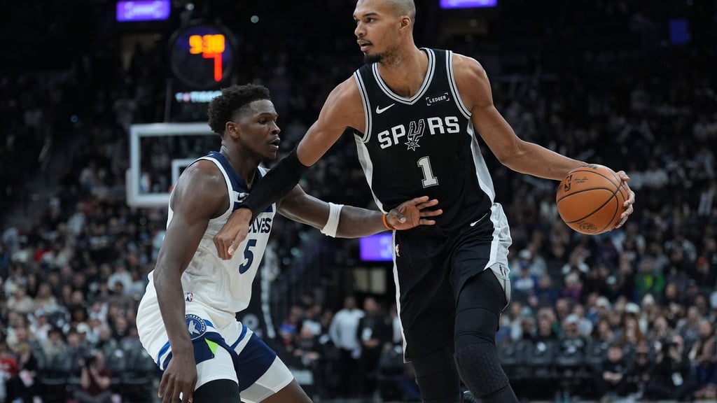 Edwards (links) kam auf 55 Punkte, Wembanyama aber war am Ende der Gewinner.