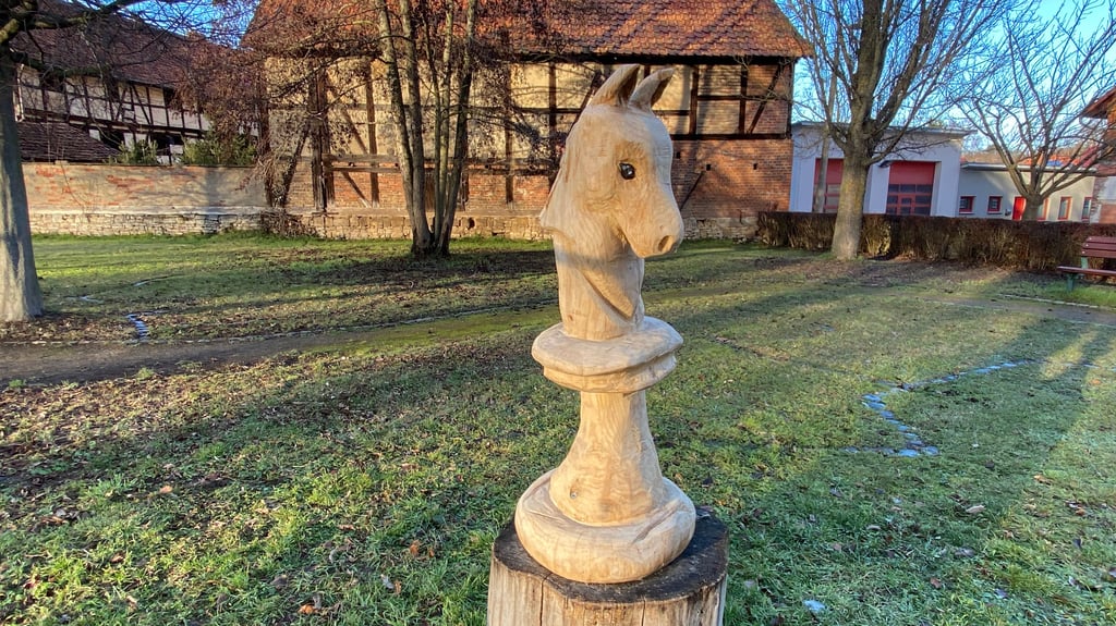 Im Europark des Schachdorfes Ströbeck bekommen Baumstümpfe ein neues Leben.