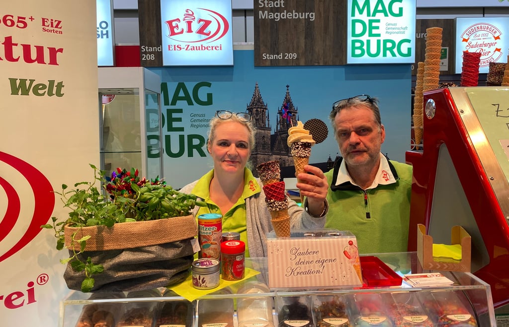 Am Stand der Eiszauberei aus Magdeburg konnten sich Gäste von Susanne Pick und Steffen Böhlecke ihre Eistüte individuell zusammenstellen lassen.