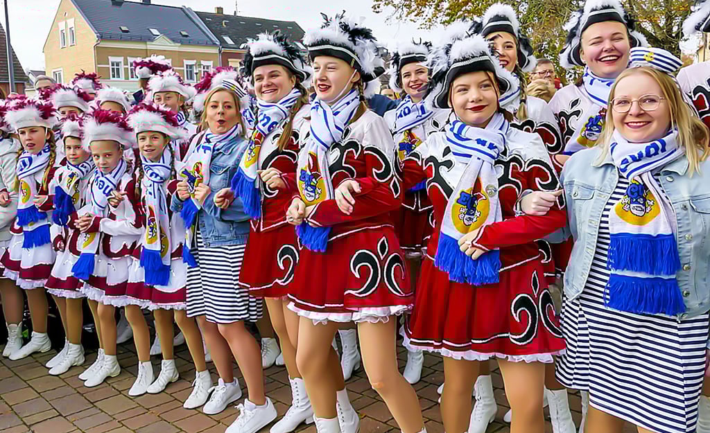 Die Tänzerinnen der Funken- und Prinzengarde,  hier  bei der Proklamation, zeigen bei den nächsten Veranstaltungen ihr Können.
