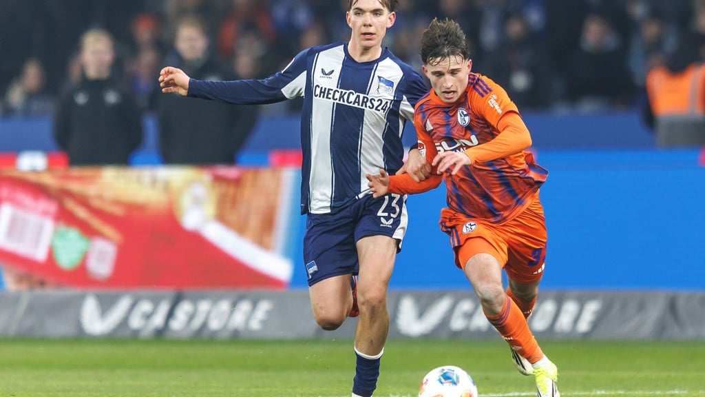 Hertha Jungstar Kennet Eichhorn (l.) hat sich nicht schlimmer verletzt.