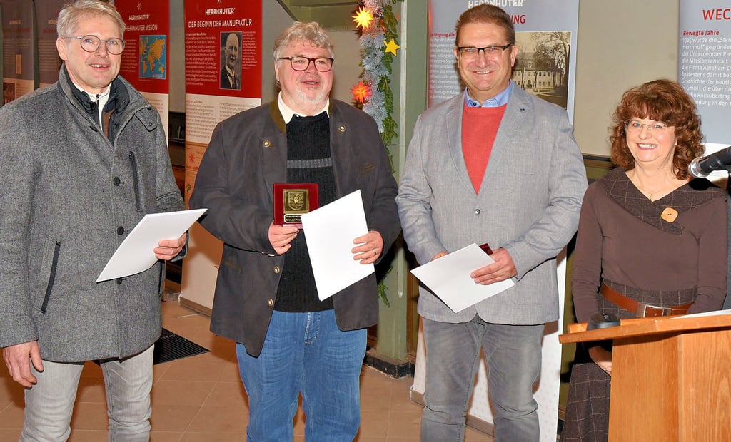 Beim Neujahrsempfang der Stadt Barby in der Barbyer Marienkirche erhielten die drei Faschingsvereinsvorsitzenden Jens Vogt (Kanu-Barby, von links), Michael Pietschker (Rosenburger Carnevalsverein) und Frank Sieweck (Heimatfreunde Barby) den Ehrenamtspreis. Rechts Laudatorin Anke Döring. 