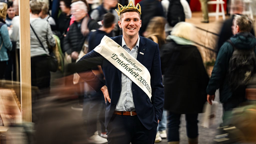 In den Hallen der Grünen Woche ragt er mit seiner Größe von 2,04 Meter heraus: Brandenburgs Erntekönig Christian Braune.