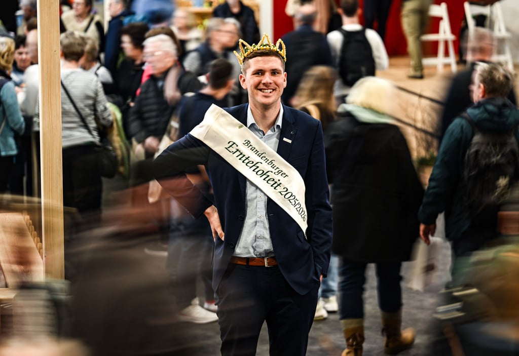 In den Hallen der Grünen Woche ragt er mit seiner Größe von 2,04 Meter heraus: Brandenburgs Erntekönig Christian Braune.