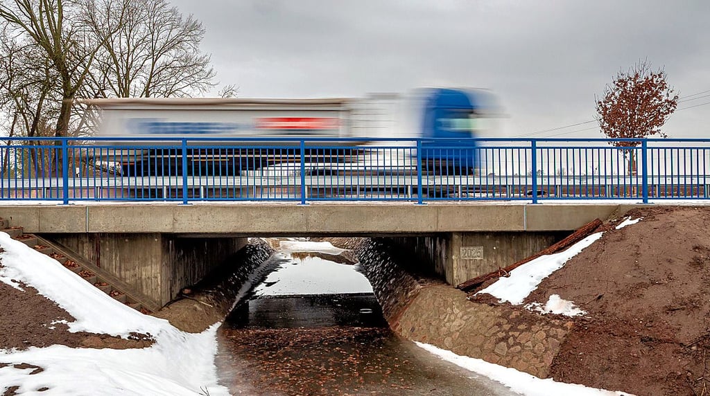 Die neue Brücke über den Polstrinen-Graben auf der B 184 bei Menz ist fertig. Der unebende Fahrbahnbelag sorgt für Irritation.