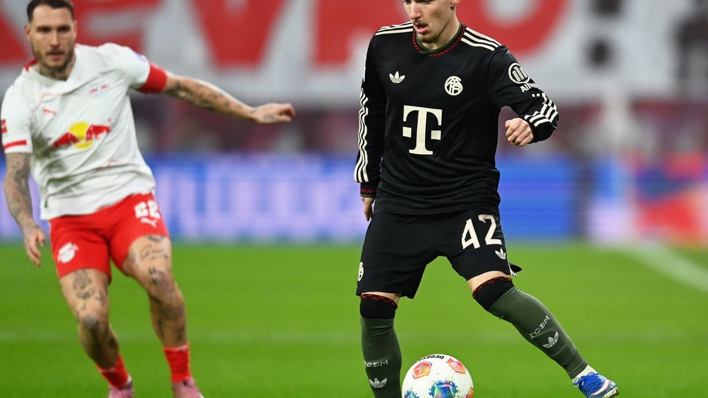 David Raum (l) und Gegenspieler Lennart Karl.