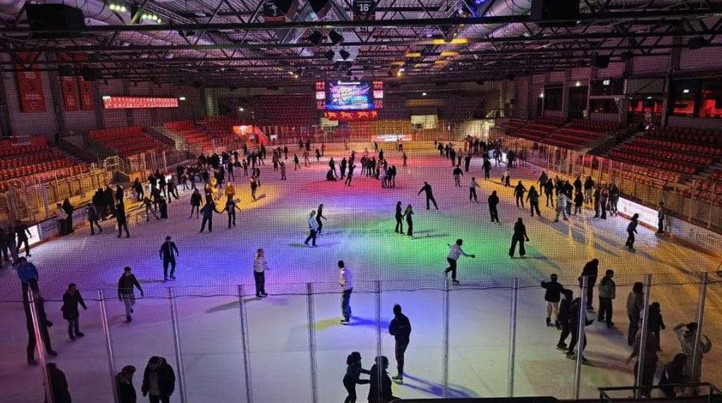 Gewusel auf dem Eis: Zur Eisdisco am Samstagabend kamen Hunderte, die sich auf die Kufen trauten.&nbsp;