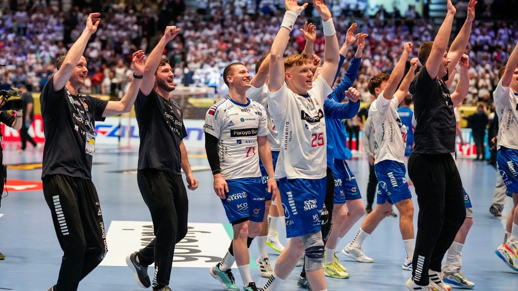 Die Färinger feiern den historischen Handball-Abend mit ihren Fans.