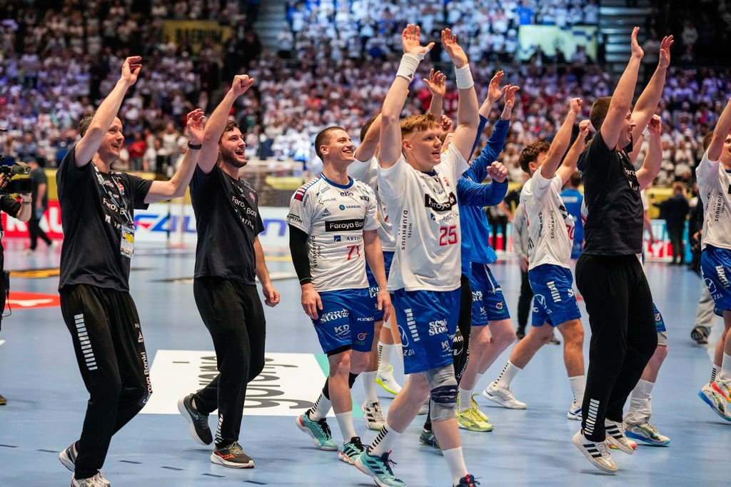 Die Färinger feiern den historischen Handball-Abend mit ihren Fans.