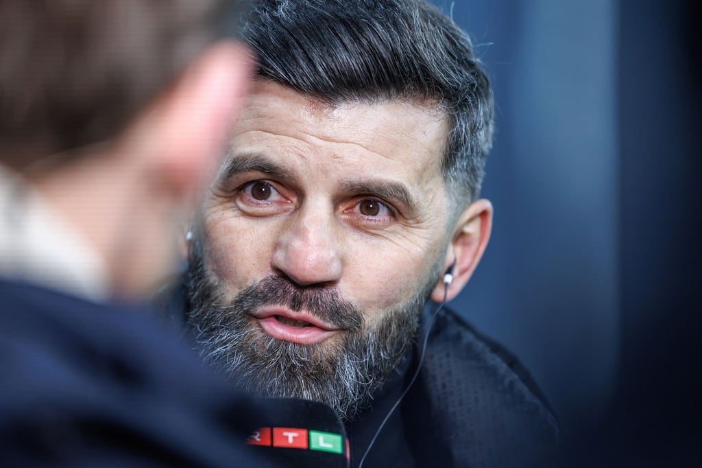 Schalkes Trainer Muslic hat mit Charme auf Transfergerüchte um Edin Dzeko reagiert.