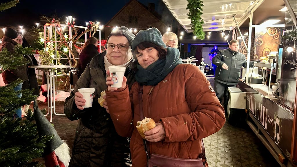 Die Freundinnen Katrin Krumscheid (r.) und Manuela Heider sind das erste Mal auf dem kleinen Wintermarkt am Jungfernstieg und genießen den Abend mit Punsch.