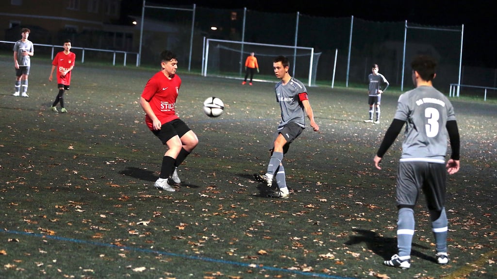 Bei Fußballspielen im Dunkeln, wie hier die B-Jugend des TSV Rot-Weiß Zerbst, oder anderen Trainings- und Wettkampfeinheiten nach Sonnenuntergang sollen sich die Bedingungen im Zerbster Jahn-Stadion verbessern.
