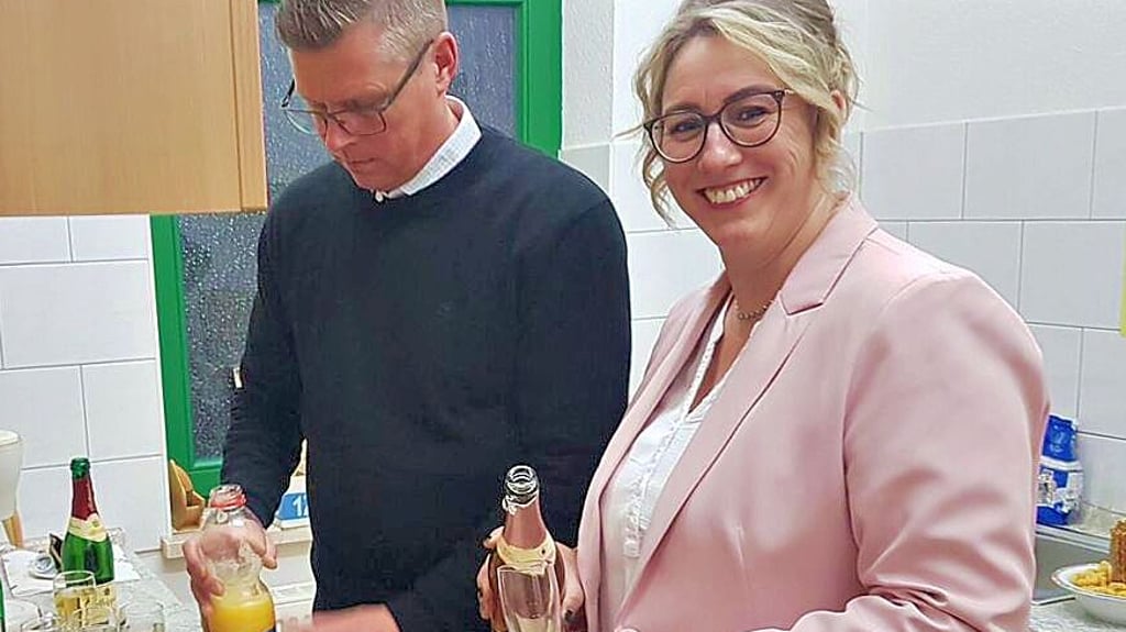 Die neue Bürgermeisterin der Gemeinde Iden, Eileen Stanowski, und ihr Mann Eric beim Einschenken nach der Wahl am Sonntag, 18. Januar 2026.