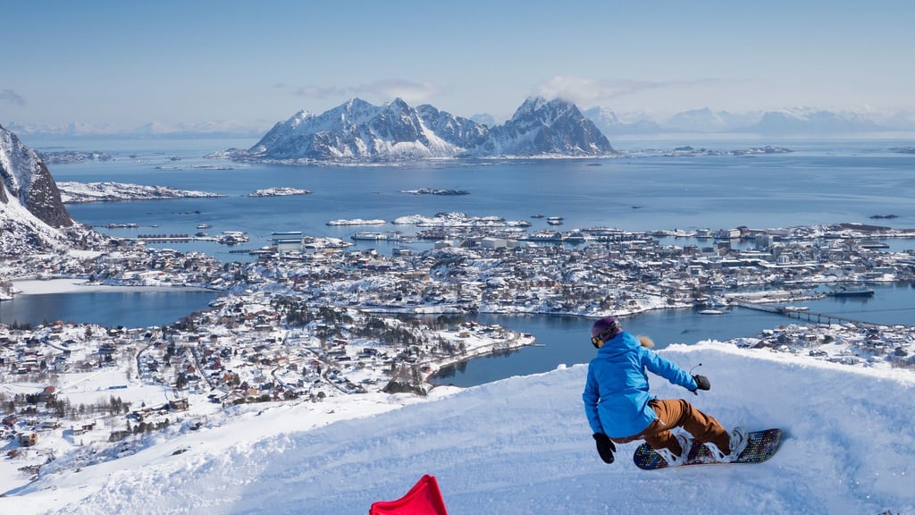 Lofoten: Die norwegische Inselgruppe ist auch abseits der Pisten ein Hingucker - die Abfahrten hier lohnen sich.