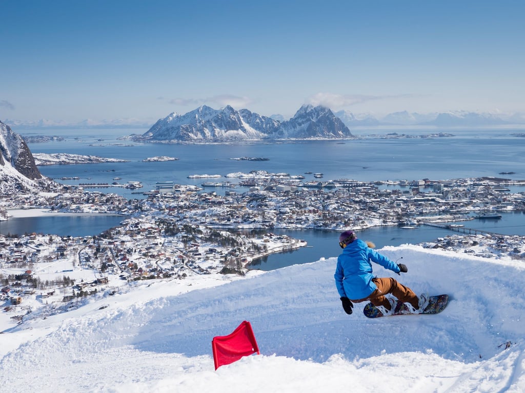 Lofoten: Die norwegische Inselgruppe ist auch abseits der Pisten ein Hingucker - die Abfahrten hier lohnen sich.