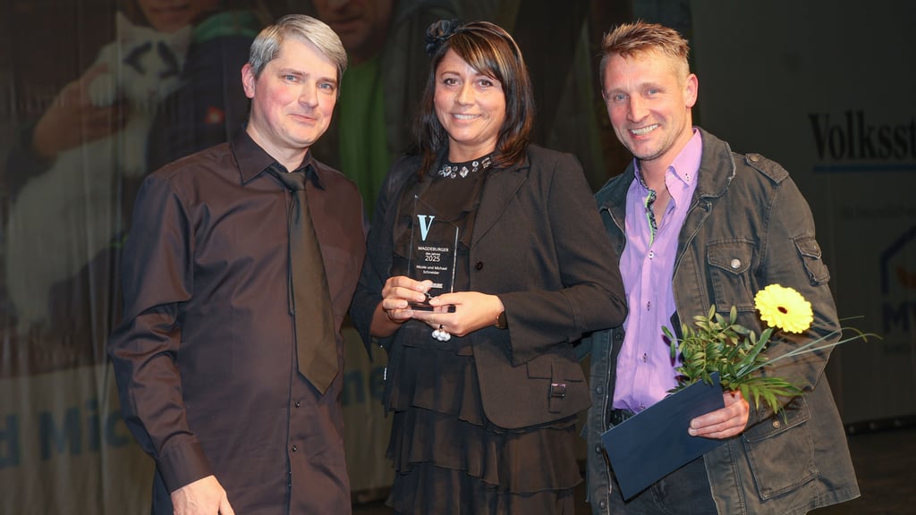 Nicole und Michael Schneider vom Gnadenhof Katzeninsel wurden zu den Magdeburgern des Jahres 2025 gewählt. Volksstimme-Redakteur Stefan Harter (links) hielt die von Lokalchef Rainer Schweingel verfasste Laudatio.