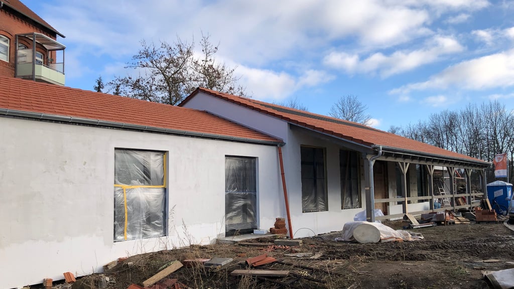 Das ehemalige Intershop-Gebäude auf dem „Mühlenanger“-Gelände an der Wipertistraße in Quedlinburg wird  um- und ausgebaut.