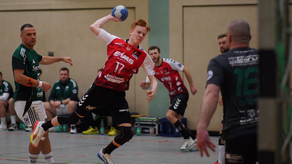 Kam in der Schlussphase vermehrt zum Zug: Staßfurts Youngster Lino Geckert (Mitte) im Duell gegen den SV Oebisfelde.