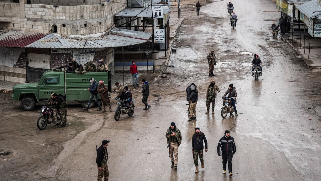 Soldaten der syrischen Armee am Samstag in der Stadt Deir Hafir. Die Armee hat dort nach eigenen Angaben die Kontrolle von kurdischen Kräften übernommen.