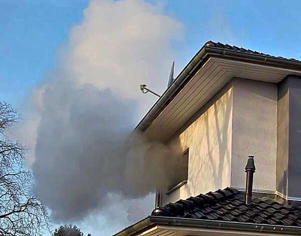 Sonnabendvormittag rückten die Feuerwehren aus Schönebeck und Bad Salzelmen zu einem Wohnhausbrand aus. Auch die Drehleiter der Calbenser Feuerwehr war im Einsatz. 