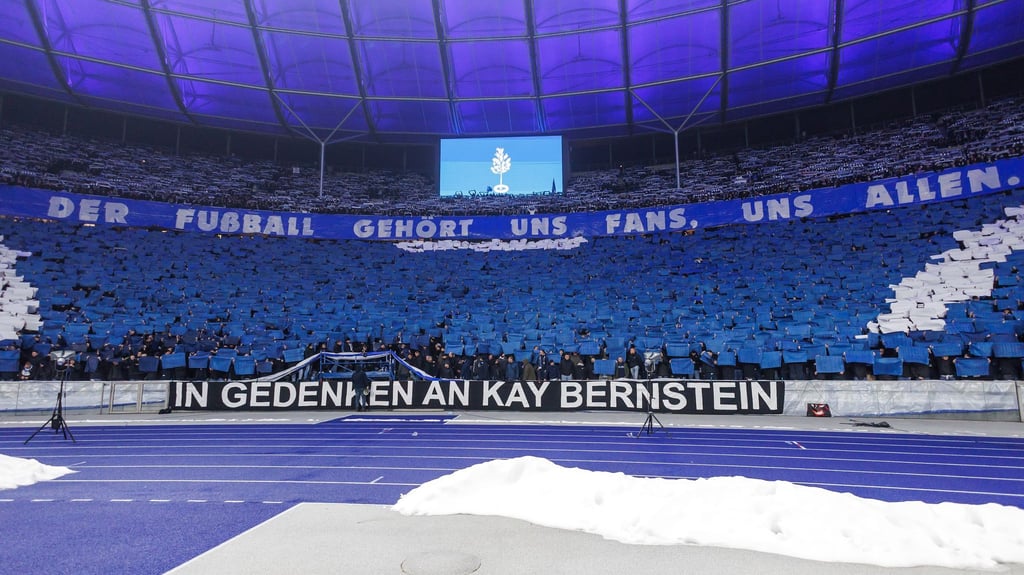 Ein Blick in die Ostkurve der Hertha-Fans vor dem Schalke-Spiel.