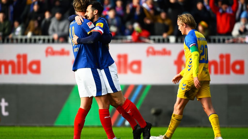 1:0 gegen Paderborn: Kiels Steven Skrzybski (M) jubelt über seinen Treffer mit Teamkollege Phil Harres (l).