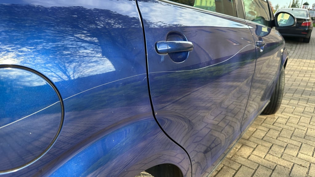 Eines der mehr als 70 zerkratzten Autos, die Ostersonntag 2025 in Magdeburg-Rothensee beschädigt worden sind.