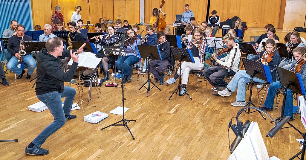 Stefan Auerswald und ein Teil der  Ensembles am Freitag bei der Probe  im Christophorusgymnasium Droyßig