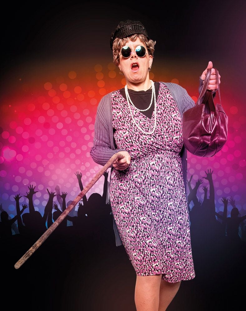 Kabarett im Genthiner Bootshaus: Oma Frieda kehrt zurück – Lachmuskeltraining im Genthiner Bootshaus