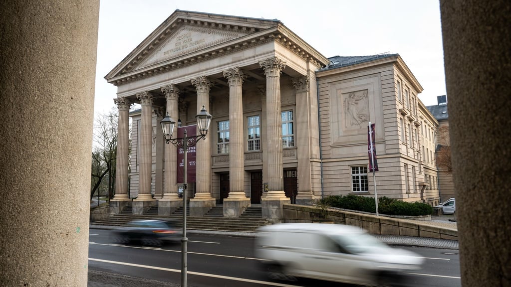 Georg II. wirkte maßgeblich an der Entstehung des Meininger Theatergebäudes mit.