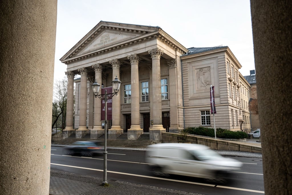 Georg II. wirkte maßgeblich an der Entstehung des Meininger Theatergebäudes mit.