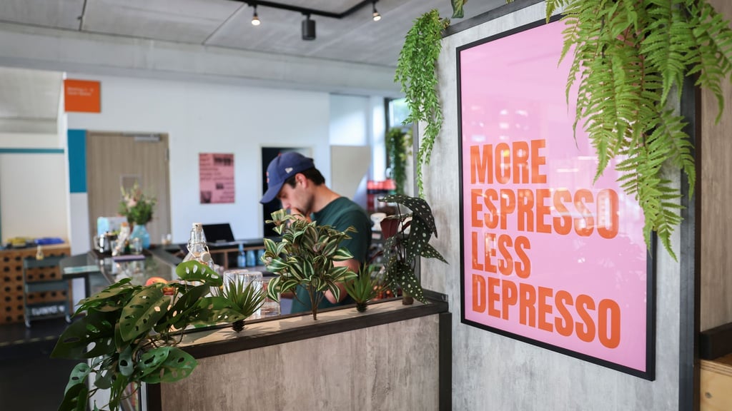 Nach einer neuen Umfrage wollen viele jüngere Menschen das Leben genießen, anstatt sich nur bei der Arbeit abzumühen. (Symbolbild)