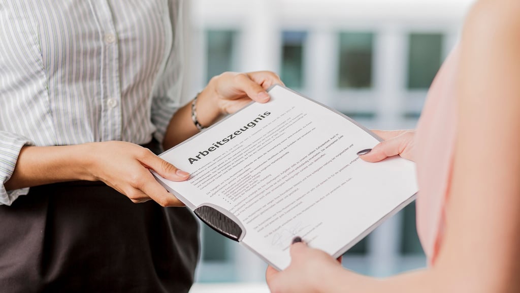 Mit einem Arbeitszeugnis, in dem schlechter als "gut" bewertet wird, gestaltet sich die Jobsuche schwierig.