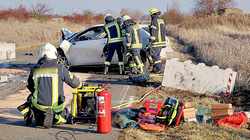 Das Auto kollidierte mit Betonteilen auf dem abgesperrten Weg zum Flugplatz.