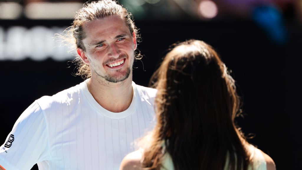 Alexander Zverev beim Interview mit Andrea Petkovic nach seinem Erstrundensieg in Melbourne.