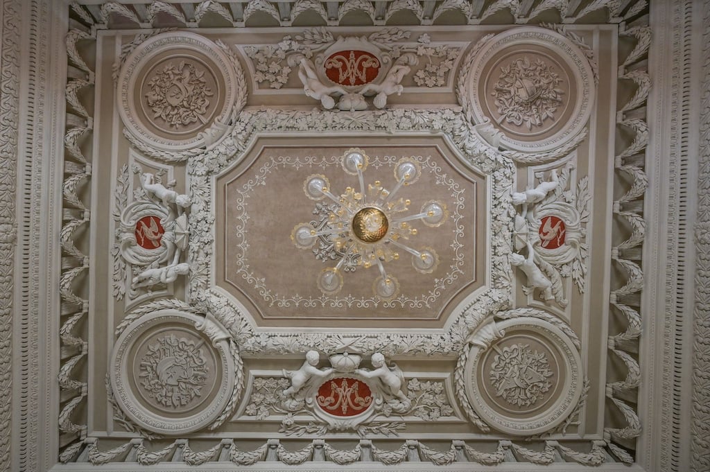 Blick auf die Stuckdecke im Gemach der Herzogin Maria Amalia im Schloss Moritzburg.